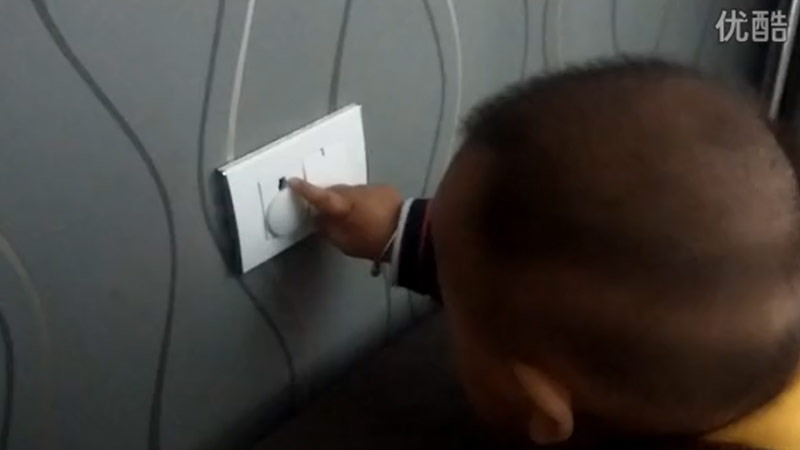 中科電工出品：天吶，這可咋辦？寶寶防觸電安全插座保護(hù)蓋一點(diǎn)也不安全！！_高清