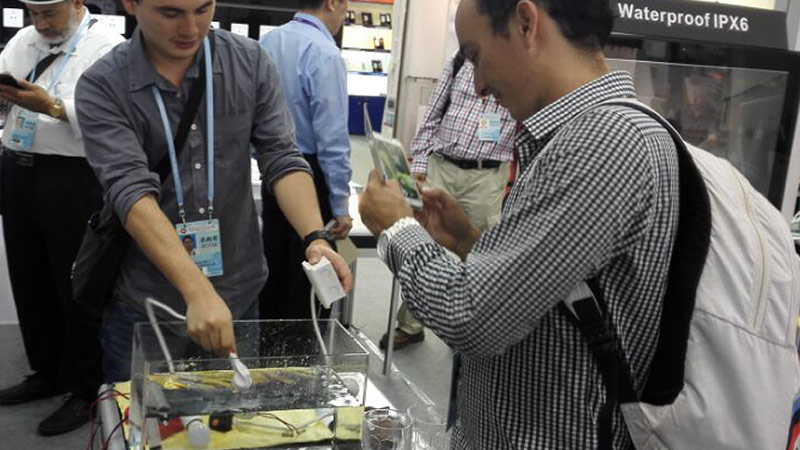 The live demonstration attracted the attention of many people at home and abroad
